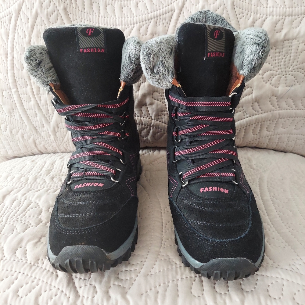 Womans waterproof fur lined anti slip rubber sole boots Size euro 39 us 8